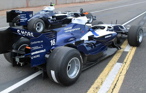 Två Williams Formel 1 bilar väntar på förare